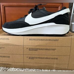 New (No Box) Nike Waffle Debut Black & White Athletic Running Sneakers, 9.5W